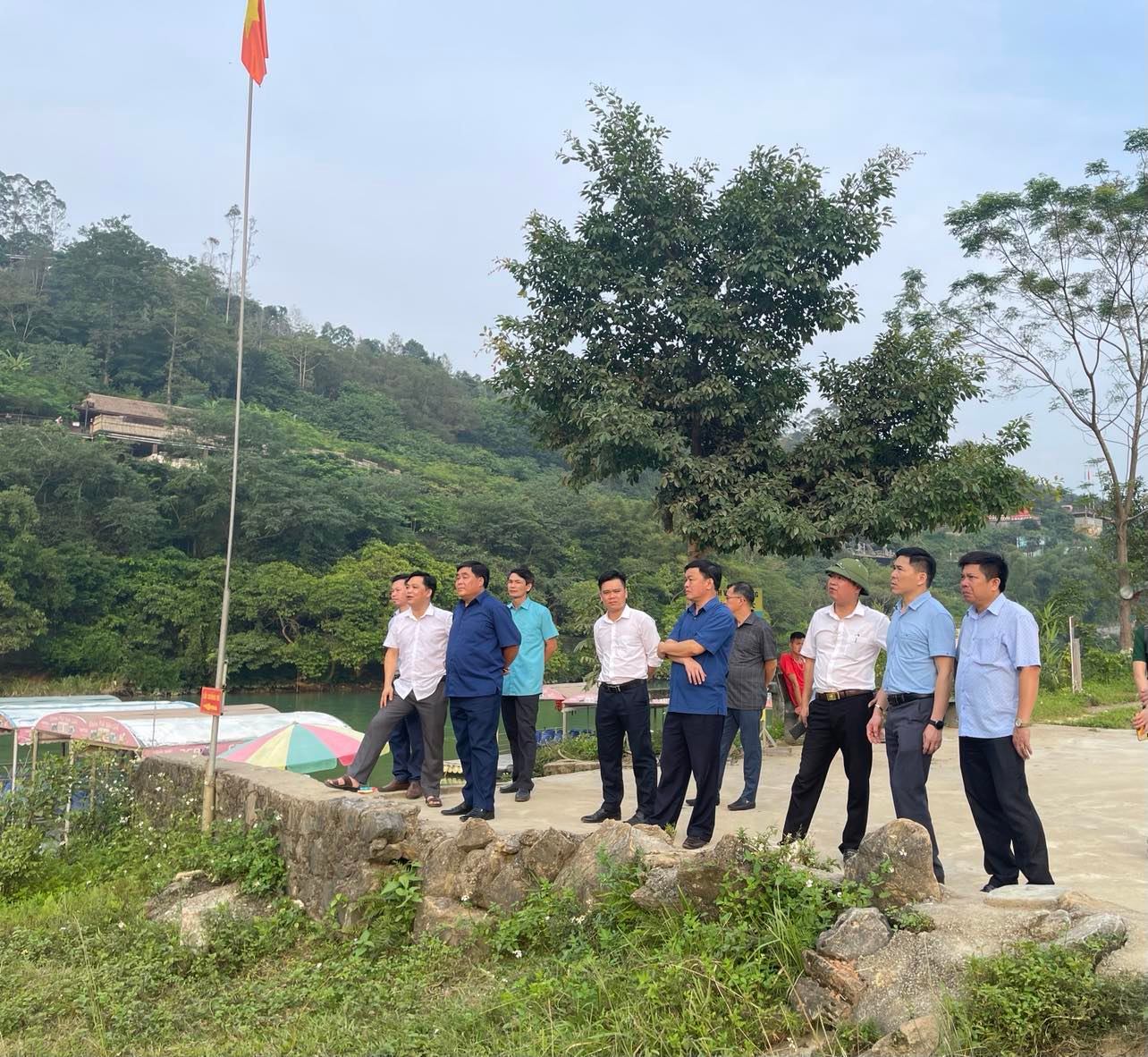 Đoàn khảo sát tại thác Bản Giốc, Trùng Khánh