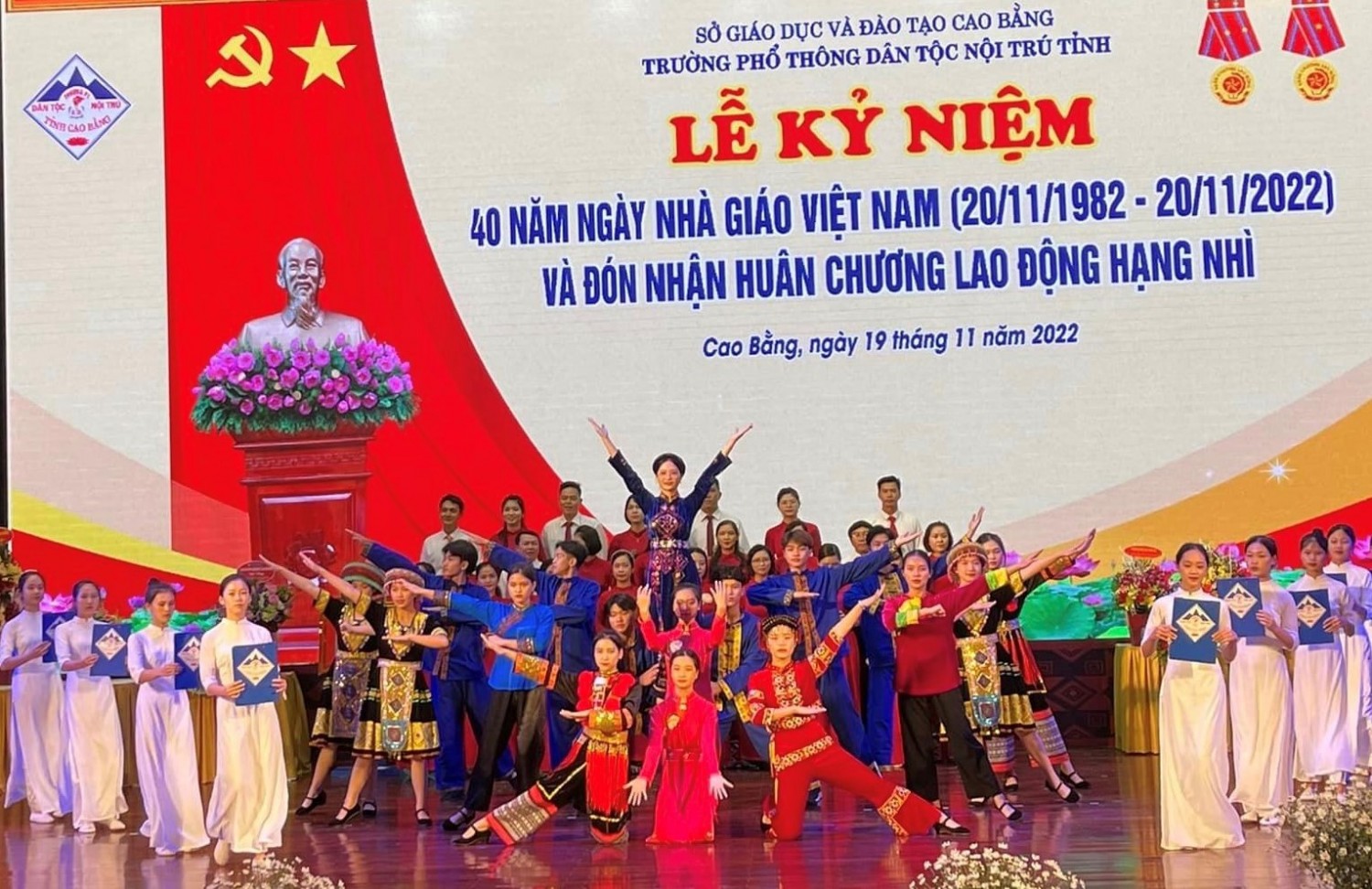 Tiết mục văn nghệ chào mừng kỷ niệm 40 năm Ngày Nhà giáo Việt Nam