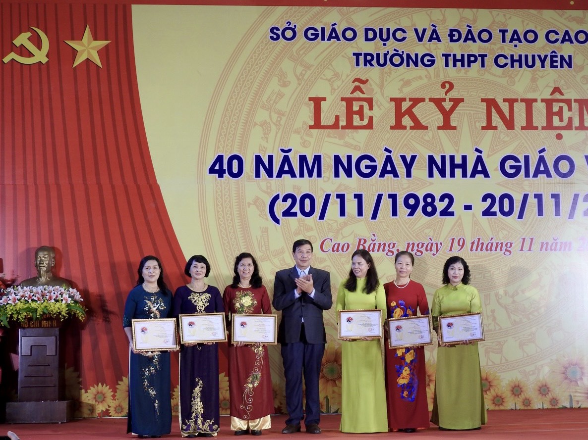 Thừa ủy quyền Chủ tịch UBND tỉnh, lãnh đạo Ủy ban MTTQ tỉnh trao tặng các cá nhân đạt danh hiệu “Vì sự nghiệp xây dựng và phát triển tỉnh Cao Bằng”.