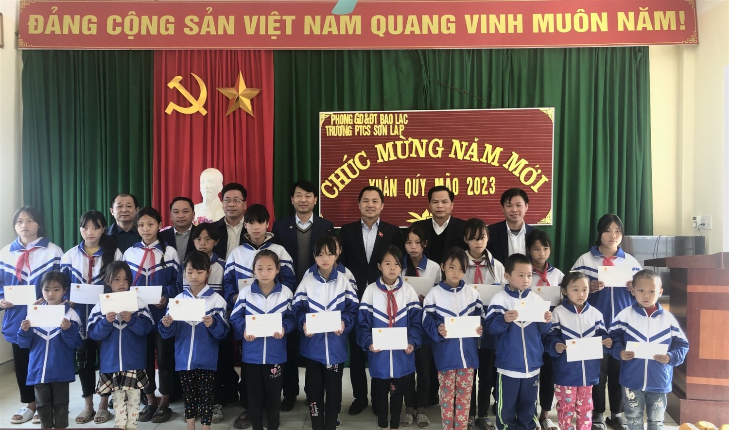 Đoàn công tác trao học bổng cho học sinh hoàn cảnh khó khăn Trường Tiểu học, THCS Sơn Lập (Bảo Lạc).