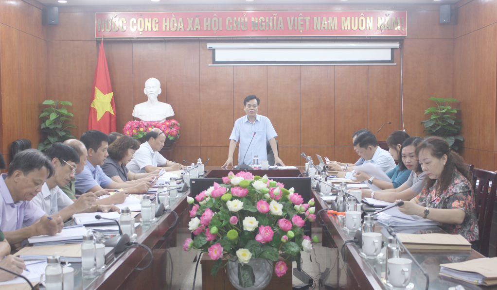 Trưởng Ban Pháp chế HĐND tỉnh Nông Văn Tuân phát biểu tại buổi thẩm tra các báo cáo tình kỳ họp 14