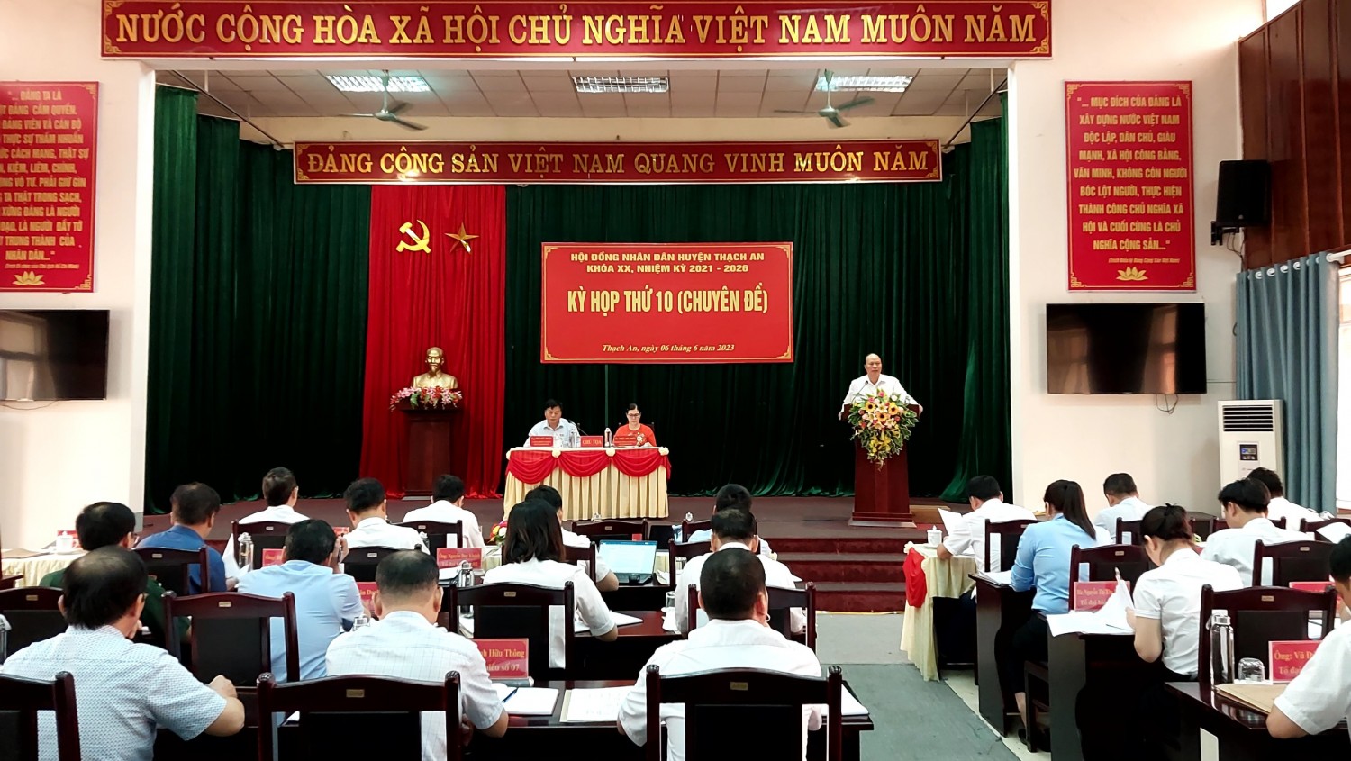 Đồng chí Hoàng Văn Thạch - Tỉnh uỷ viên, Phó Chủ tịch HĐND tỉnh phát biểu tại Kỳ họp