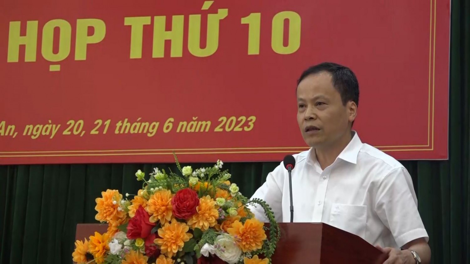 Đồng chí Nông Thanh Tùng, Ủy viên Ban Thường vụ Tỉnh ủy, Phó Chủ tịch HĐND tỉnh phát biểu chỉ đạo tại kỳ họp.