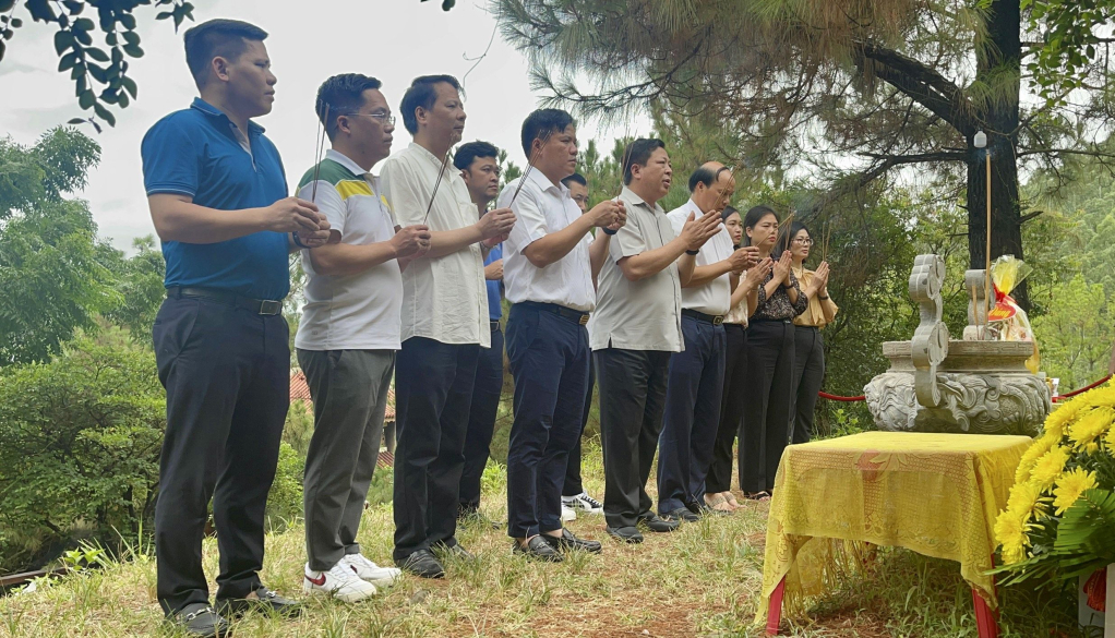 Đoàn đại biểu tỉnh viếng mộ Đại tướng Võ Nguyên Giáp tại huyện Quảng Trạch (Quảng Bình).