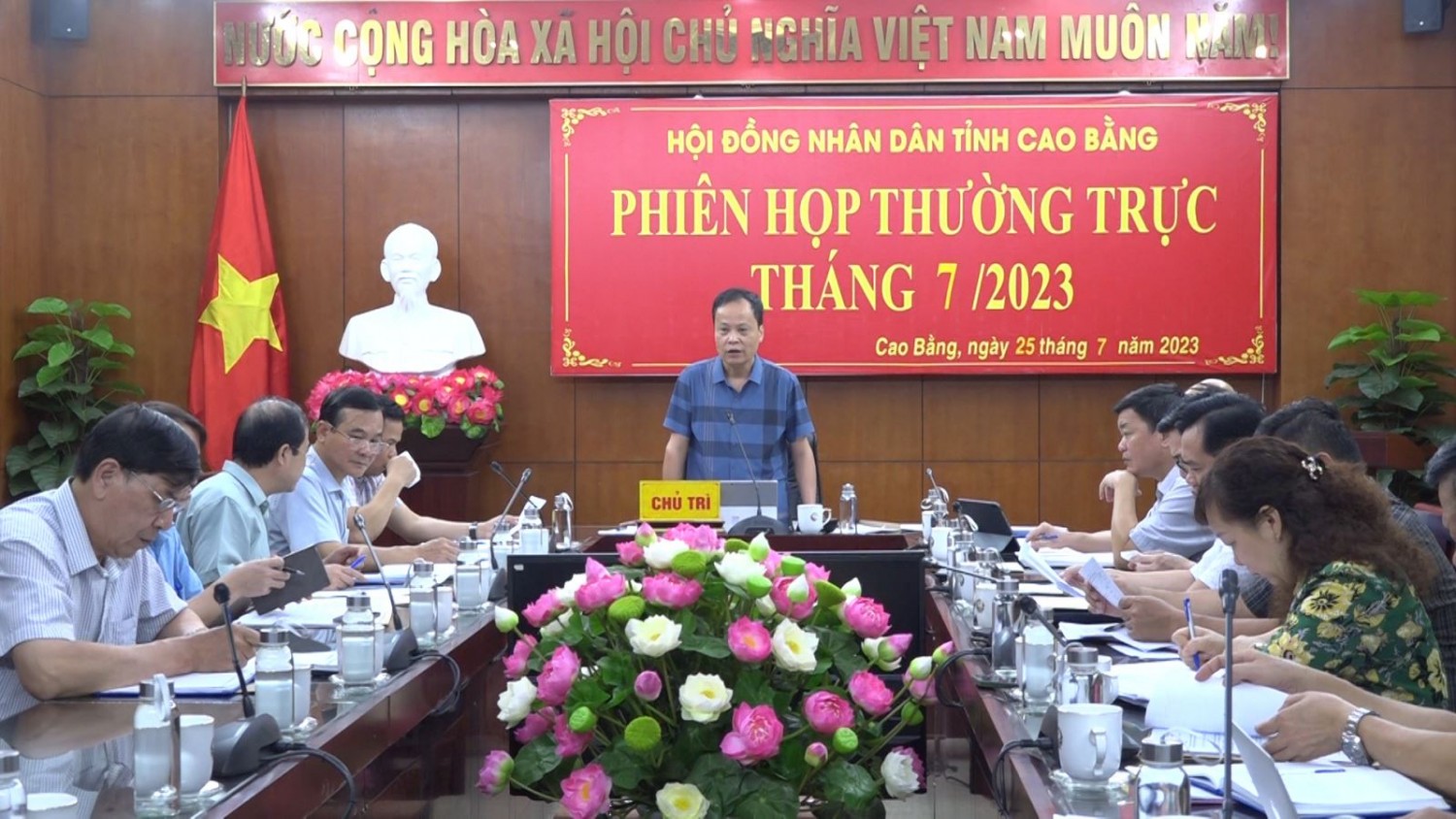 Phó Chủ tịch HĐND tỉnh Nông Thanh Tùng chủ trì phiên họp.