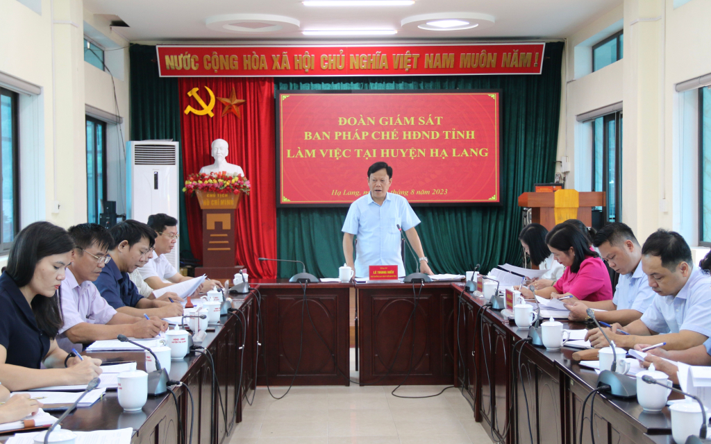 Phó Trưởng Ban Pháp chế HĐND tỉnh Lê Trung Hiếu phát biểu tại buổi giám sát.