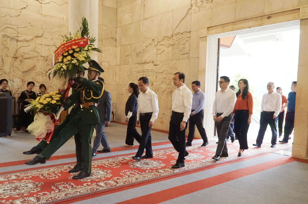 Đoàn đại biểu thành phố Bách Sắc, Quảng Tây (Trung Quốc) dâng hoa Đền thờ Chủ tịch Hồ Chí Minh.
