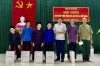 Phó trưởng đoàn chuyên trách Đoàn đại biểu Quốc hội tỉnh Bế Minh Đức tặng quà gia đình thương binh, liệt sĩ, người có công xã Cai Bộ (Quảng Hòa).