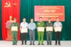 Phó Chủ tịch HĐND tỉnh Nông Thanh Tùng khen thưởng các tập thể có thành tích tiêu biểu trong diễn tập.