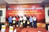 Phó Chủ tịch HĐND tỉnh Nông Thanh Tùng tặng quà, biểu dương các DN có nhiều đóng góp tích cực trong hoạt động sản xuất, kinh doanh và công tác an sinh xã hội tại địa phương.