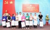 Phó Trưởng đoàn chuyên trách Đoàn đại biểu Quốc hội tỉnh Bế Minh Đức  tặng quà hộ nghèo Tổ dân phố Tân Thịnh.