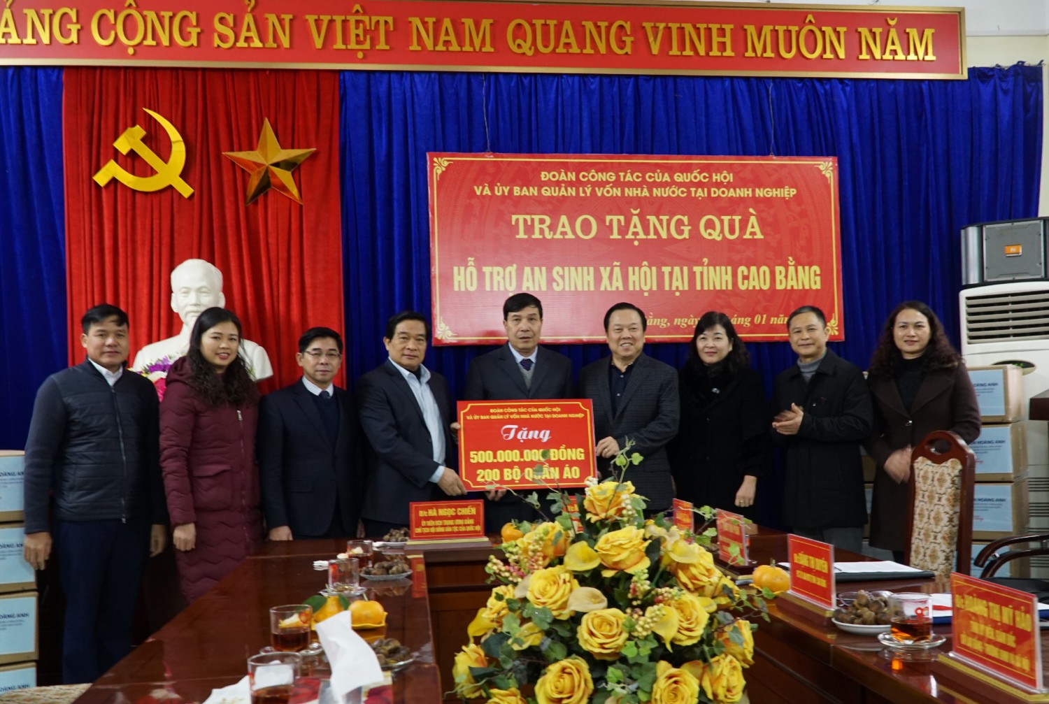 Đoàn công tác của Hội đồng Dân tộc Quốc hội và Ủy ban Quản lý vốn nhà nước tại doanh nghiệp trao quà hỗ trợ an sinh xã hội tại tỉnh Cao Bằng cho Ủy ban MTTQ tỉnh.