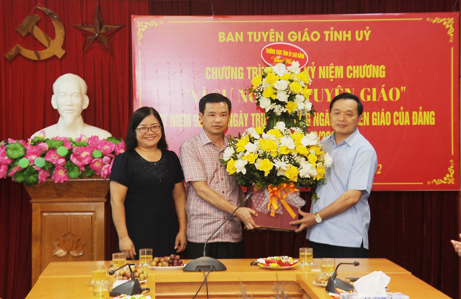 Phó Bí thư Thường trực Tỉnh ủy, Chủ tịch HĐND tỉnh Triệu Đình Lê tặng hoa chúc mừng tập thể, cán bộ Ban Tuyên giáo Tỉnh ủy.