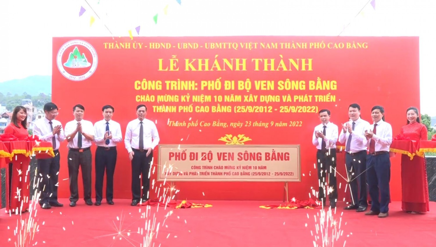 Các đại biểu cắt băng khánh thành công trình Phố đi bộ ven sông Bằng.