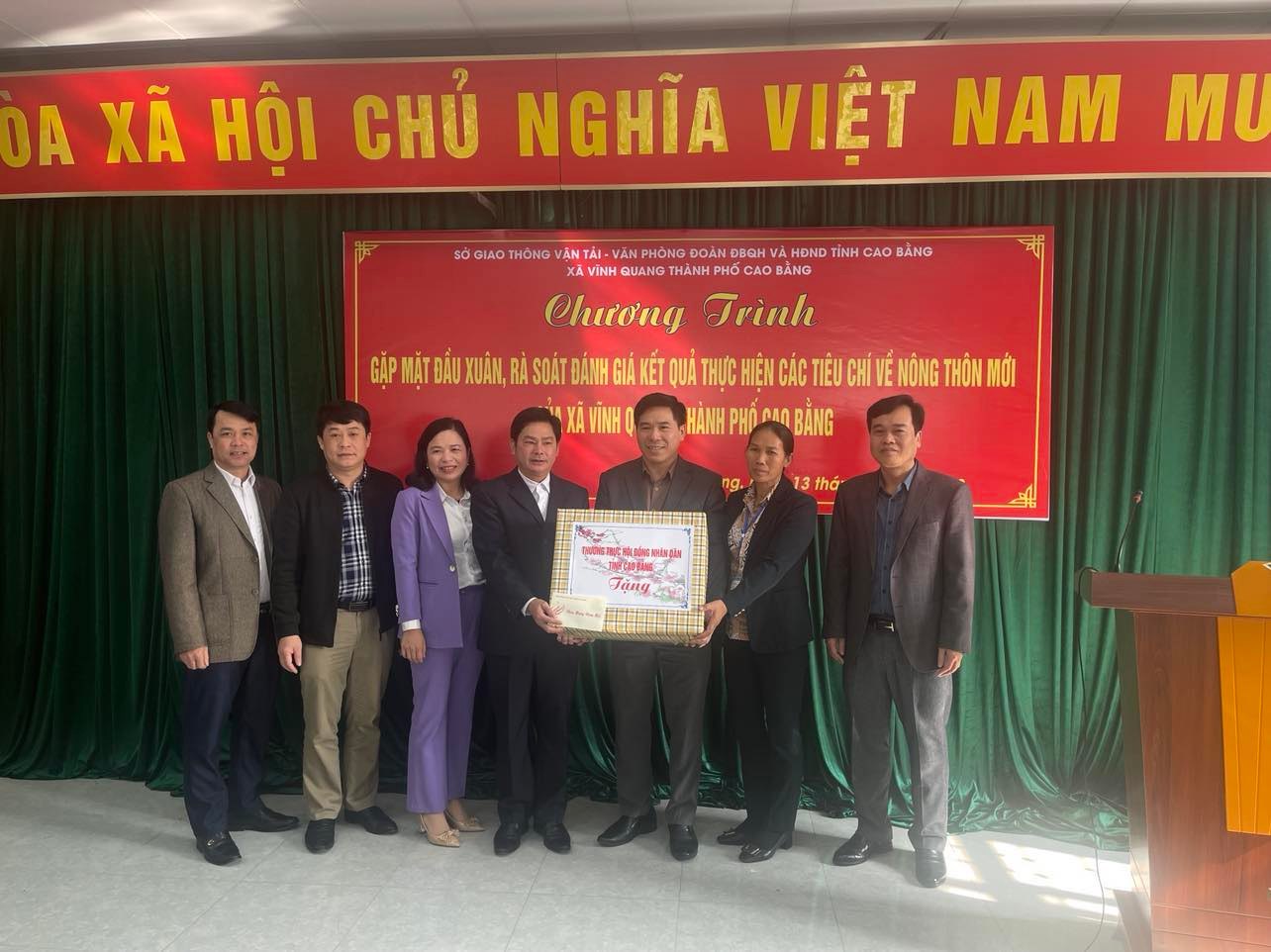 Lãnh đạo các Ban HĐND tỉnh trao quà cho UBND xã Vĩnh Quang