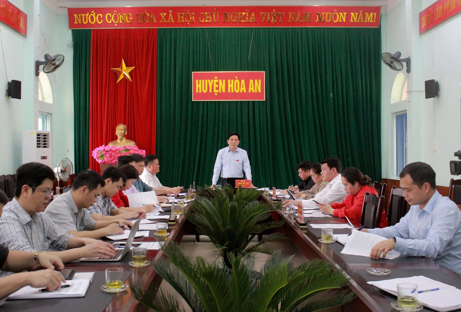 Ban Văn hóa - Xã hội làm việc tại UBND huyện Hòa An