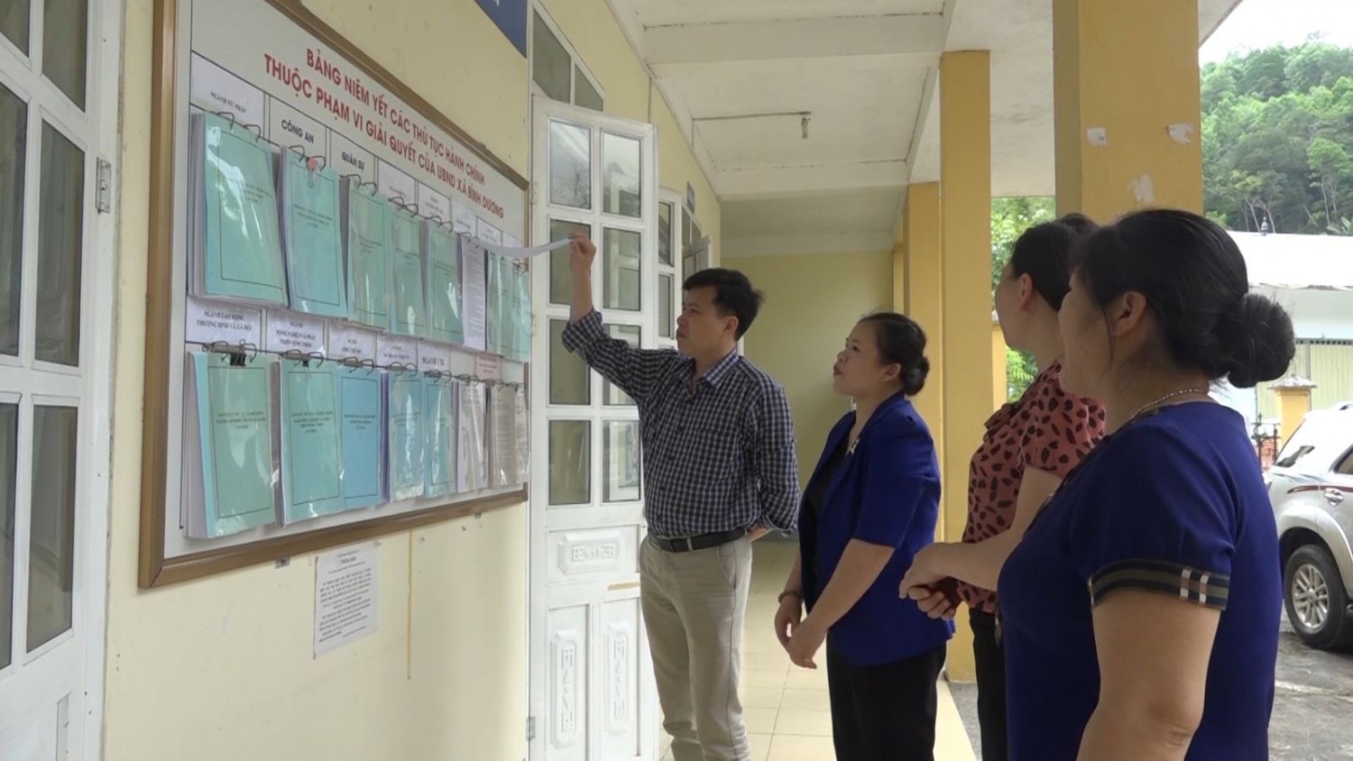 Đoàn giám sát HĐND huyện Hòa An giám sát kết quả công tác cải cách hành chính tại xã Bình Dương.