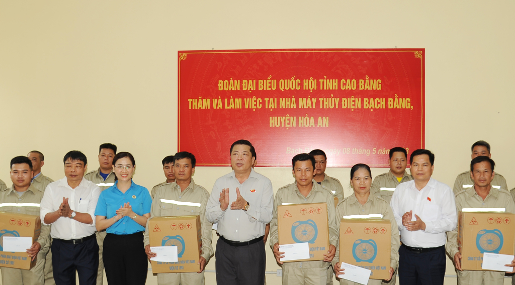 Bí thư Tỉnh ủy Trần Hồng Hồng Minh và đoàn công tác tặng quà cán bộ, công nhân viên Nhà máy thủy điện Bạch Đằng.