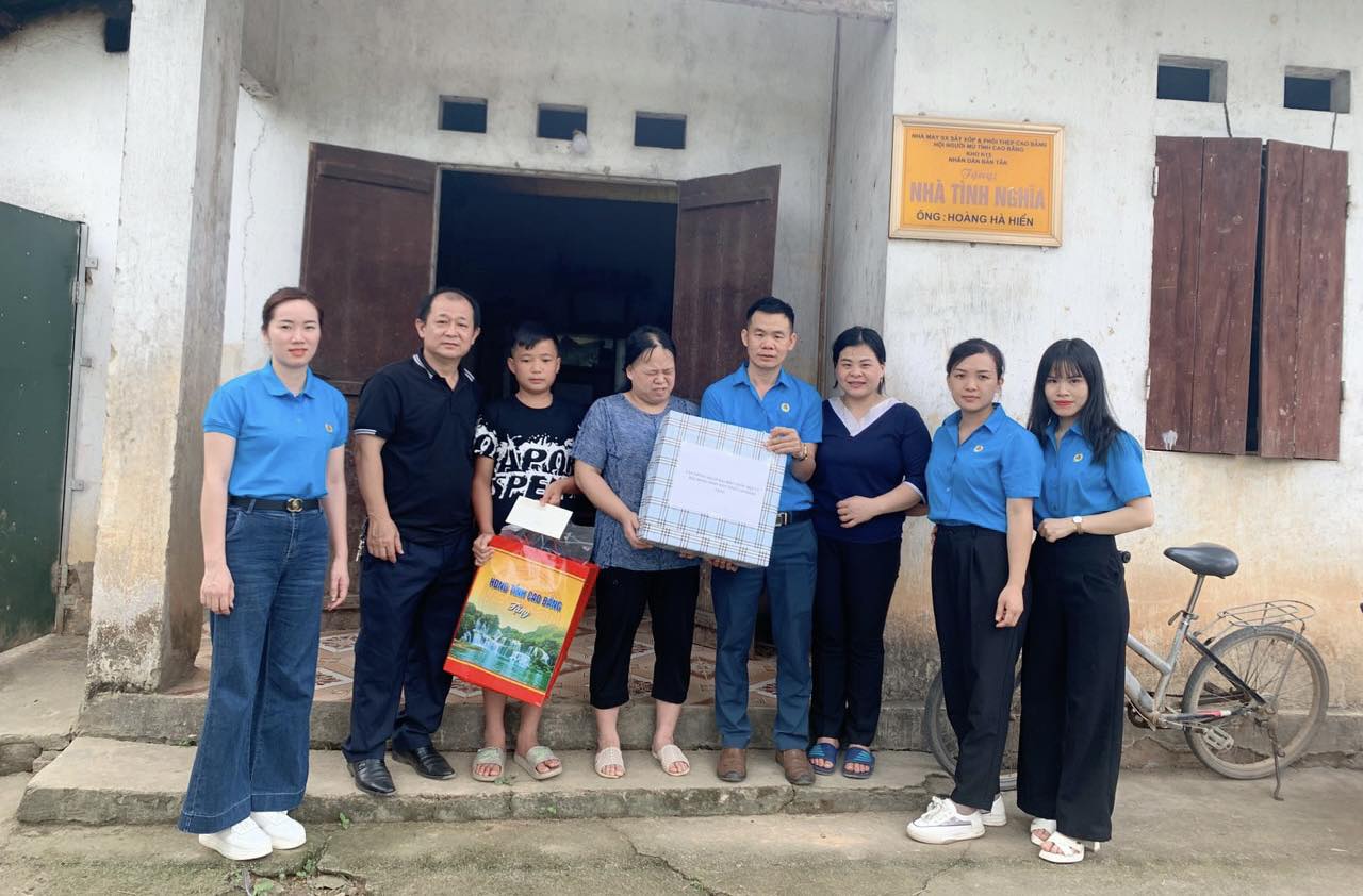 Đoàn công tác tặng quà Em Hoàng Hòa Bình, học sinh lớp 7A, trường THCS Hoàng Tung, huyện Hòa An, tỉnh Cao Bằng
