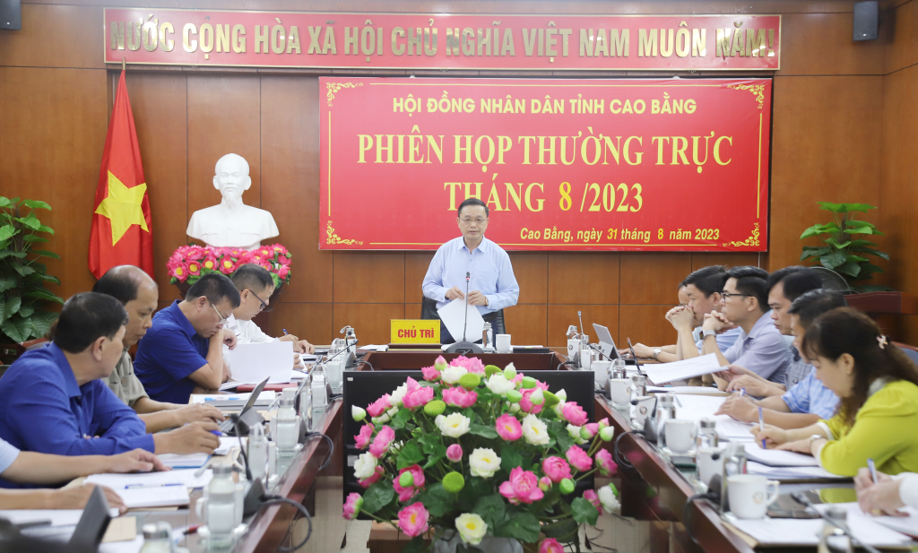 Phó Bí thư Thường trực Tỉnh ủy, Chủ tịch HĐND tỉnh Triệu Đình Lê chủ trì phiên họp.
