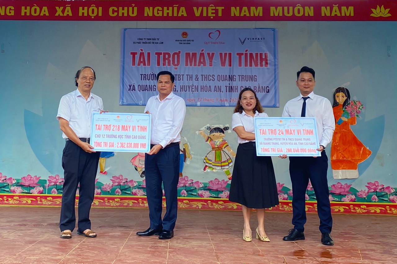 Đoàn đại biểu Quốc hội tỉnh Cao Bằng và Quỹ Thiện Tâm trao tặng máy tính cho Trường phổ thông dân tộc bán trú, Tiểu học và Trung học cơ sở Quang Trung, huyện Hòa An.