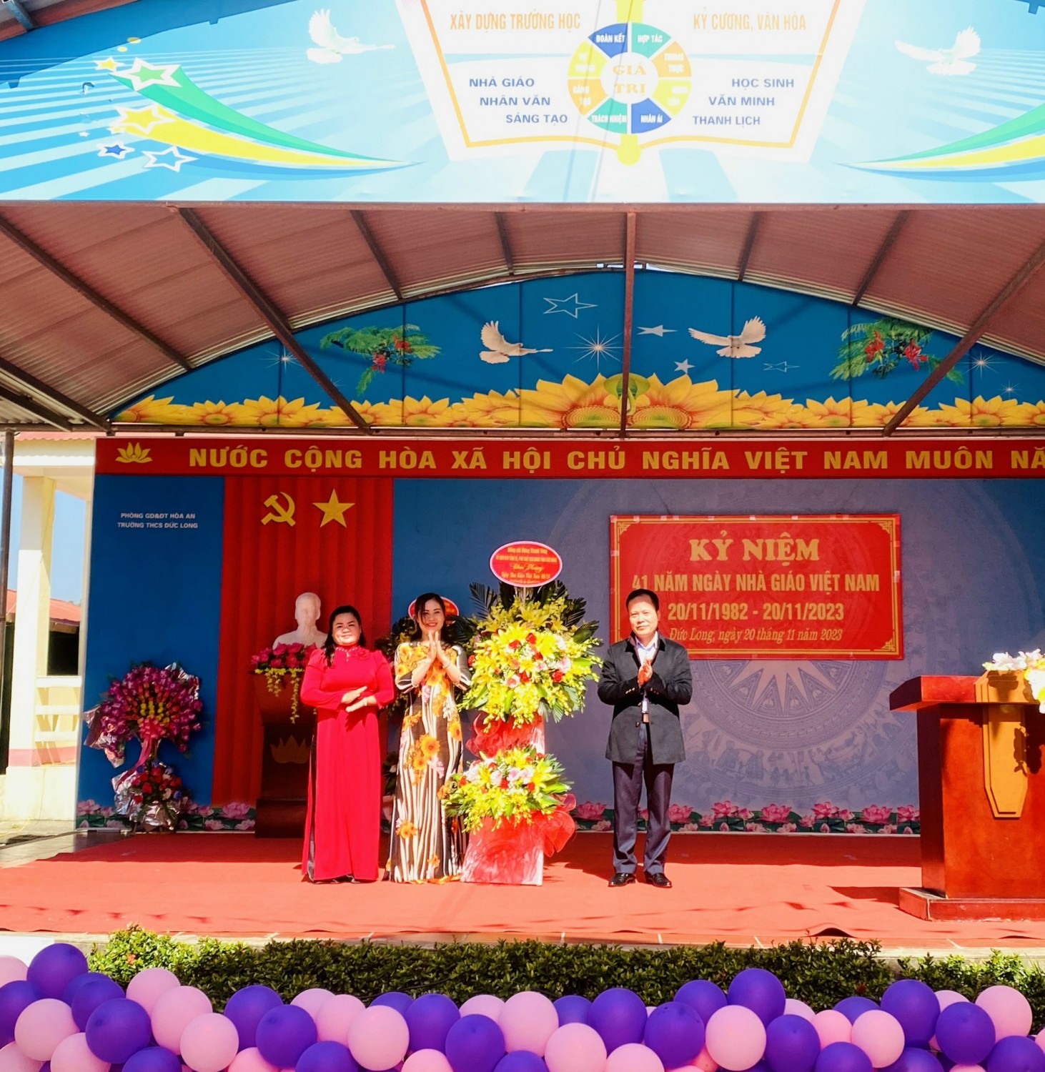 Đồng chí Nông Thanh Tùng, Ủy viên Ban Thường vụ Tỉnh ủy, Phó Chủ tịch HĐND tỉnh tặng hoa chúc mừng nhà trường.