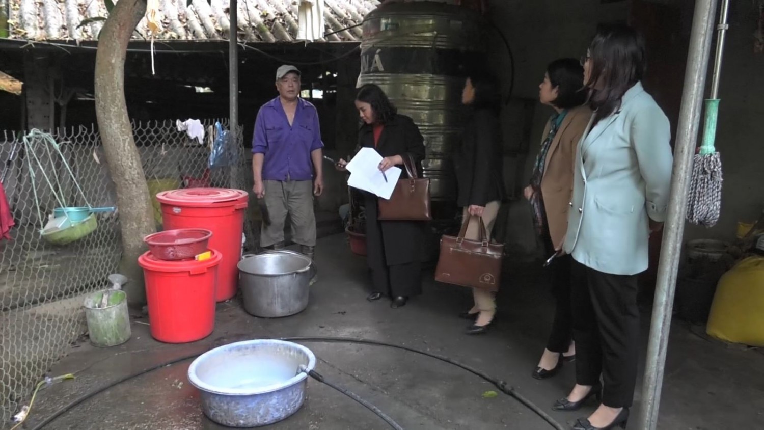 Đoàn công tác Ban pháp chế HĐND thành phố Cao Bằng khảo sát thực tế về triển khai Dự án 10A đi qua tổ 4, phường Sông Hiến làm nguồn nước sạch bị ô nhiễm, gây khó khăn đi lại của một số gia đình.