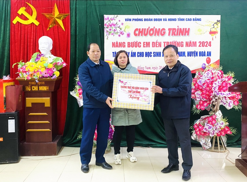 Phó Chủ tịch HĐND tỉnh Nông Thanh Tùng tặng quà cho xã Hồng Nam (Hòa An).