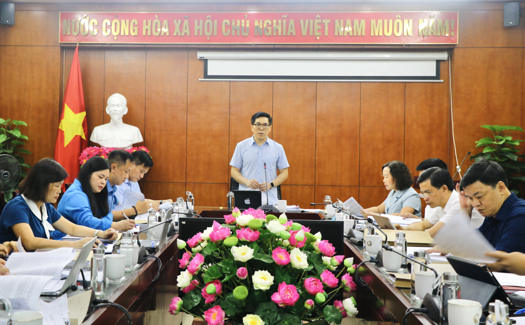 Đồng chí Nông Hải Lưu, Trưởng Ban Văn hóa - Xã hội HĐND tỉnh chủ trì Hội nghị