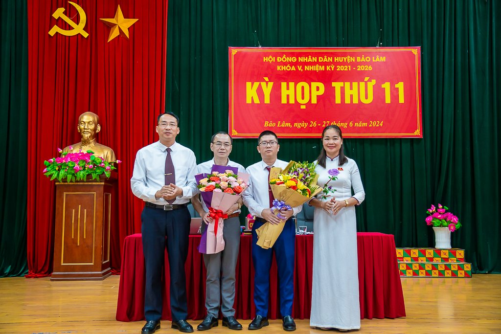 Lãnh đạo huyện Bảo Lâm tặng hoa chúc mừng Phó Chủ tịch HĐND huyện, thành viên UBND huyện