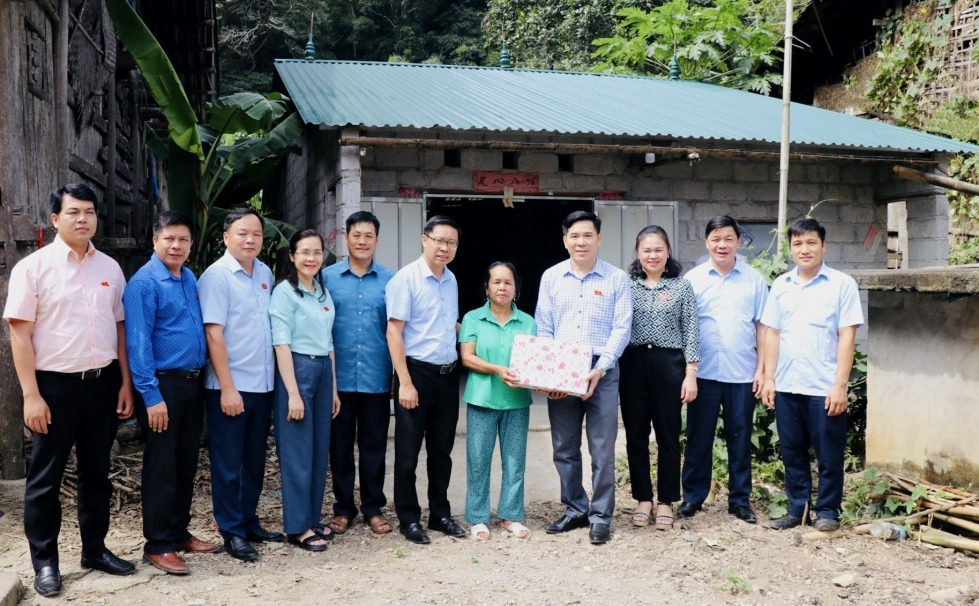 Ban Văn hóa - Xã hội HĐND tỉnh tặng quà động viên hộ gia đình bà Hoàng Thị Bày, xóm Lũng Cuốn, xã Quang Long, huyện Hạ Lang