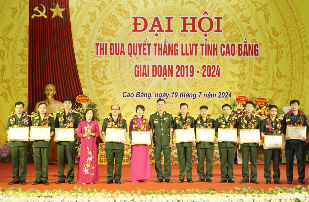 122857 122854 lanh dao hdnd tinh va bo chi huy quan su tinh trao bang khen cua chu tich ubnd tinh cho cac tap the ca nhan co thanh tich xuat sac trong thuc h 13092019