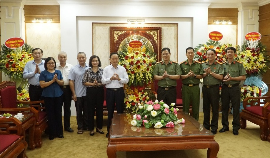 Phó Bí thư Thường trực Tỉnh ủy Triệu Đình Lê tặng hoa, chúc mừng Công an tỉnh.