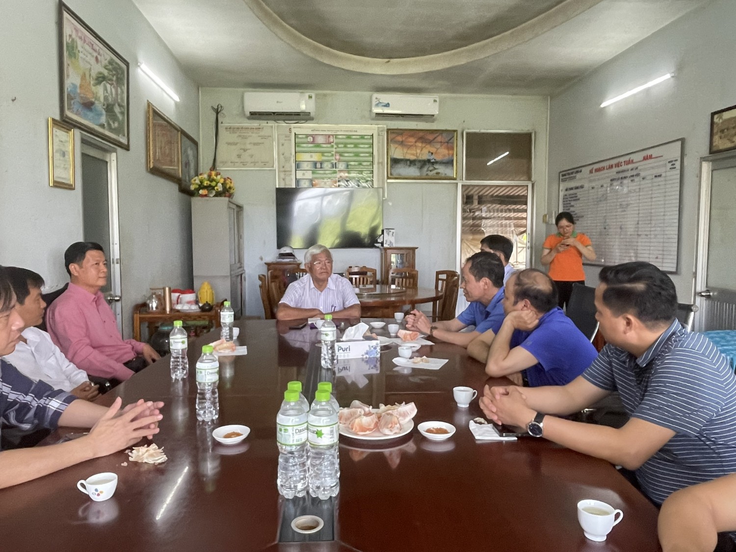 Đoàn công tác thăm và làm việc tại trang trại Huy Long An