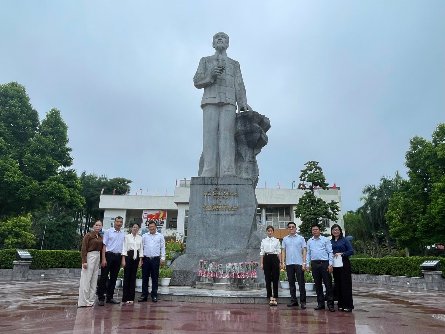 Đảng viên trong Chi bộ CT HĐND 2 dâng hoa tại tượng đài Bác Hồ