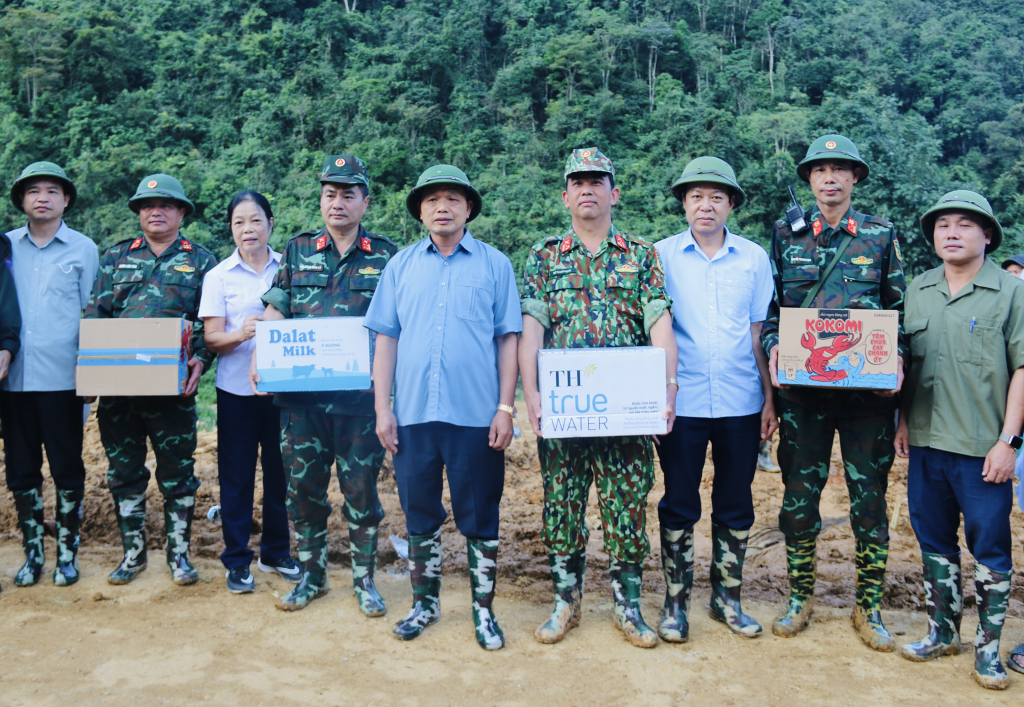 Đoàn công tác động viên các lực lượng làm công tác phòng chống thiên tai và tìm kiếm cứu nạn tại huyện Nguyên Bình.