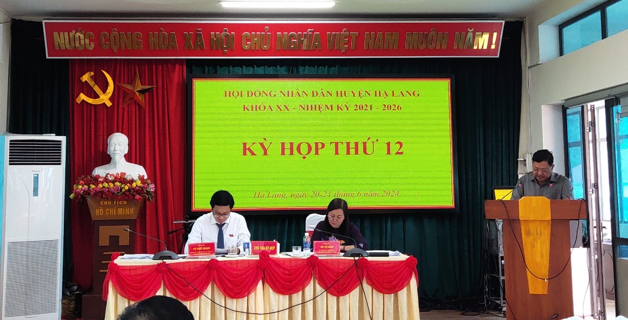 Trưởng Ban Dân tộc HĐND tỉnh Bàn Quý Sơn phát biểu tại kỳ họp