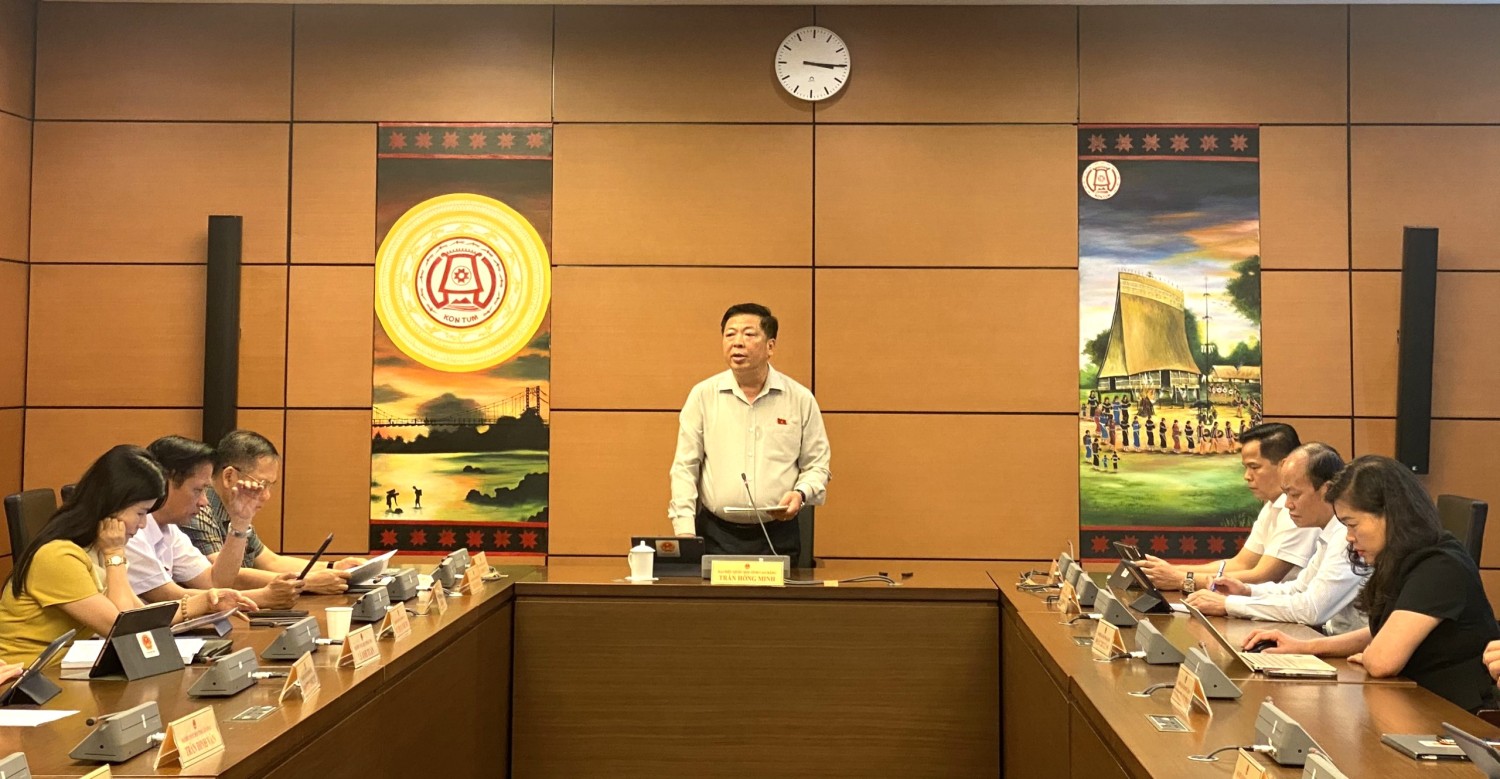 Đồng chí Trần Hồng Minh, Ủy viên Ban Chấp hành Trung ương Đảng, Bí thư Tỉnh ủy, Trưởng Đoàn ĐBQH tỉnh Cao Bằng điều hành thảo luận tổ.