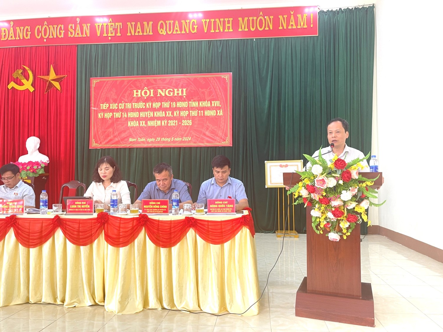 Đồng chí Nông Thanh Tùng, Ủy viên BTV Tỉnh ủy, Phó Chủ tịch HĐND tỉnh phát biểu tại hội nghị TXCT